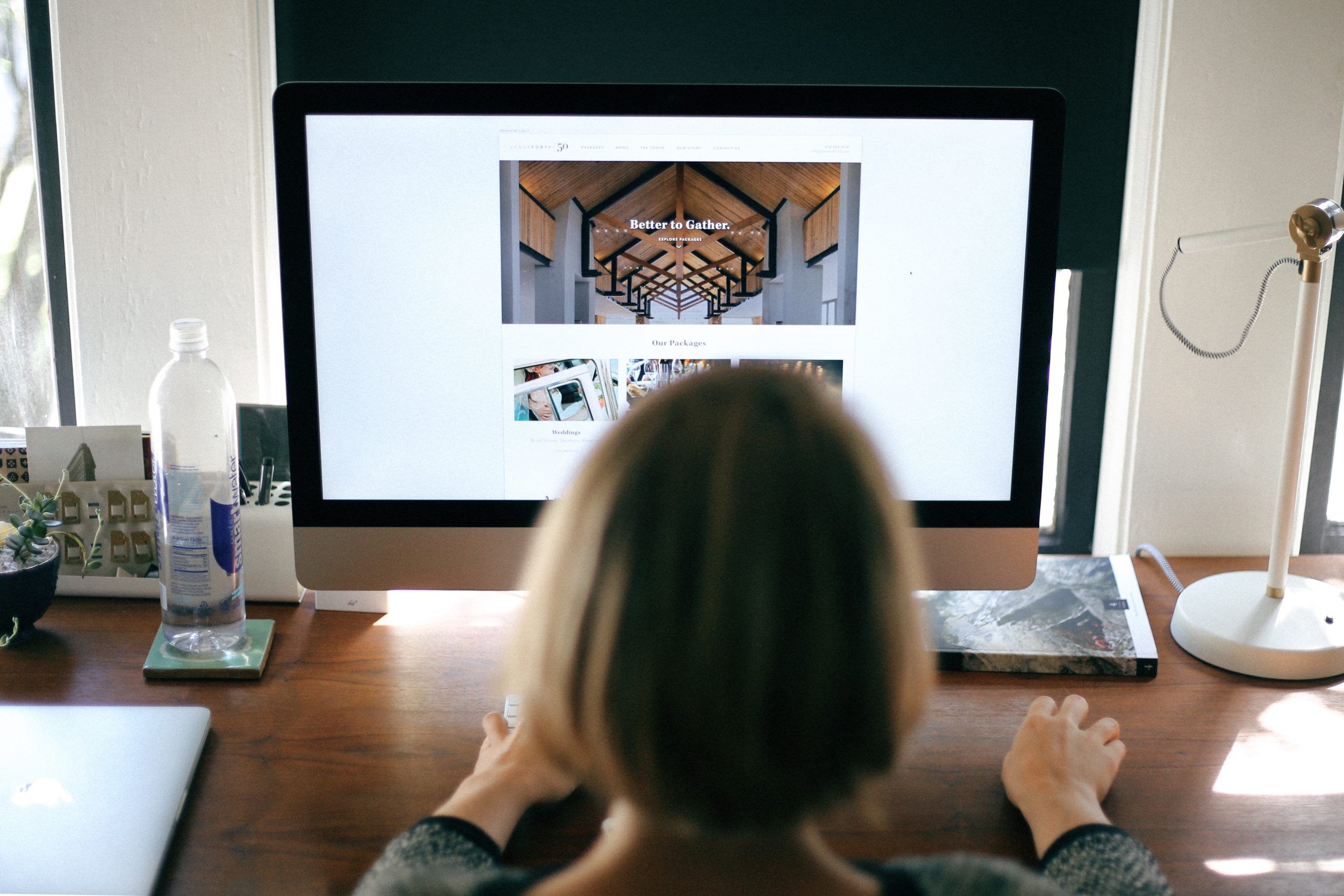 Girl-Designing-Website-At-An-Agency_T20_D1Zbea