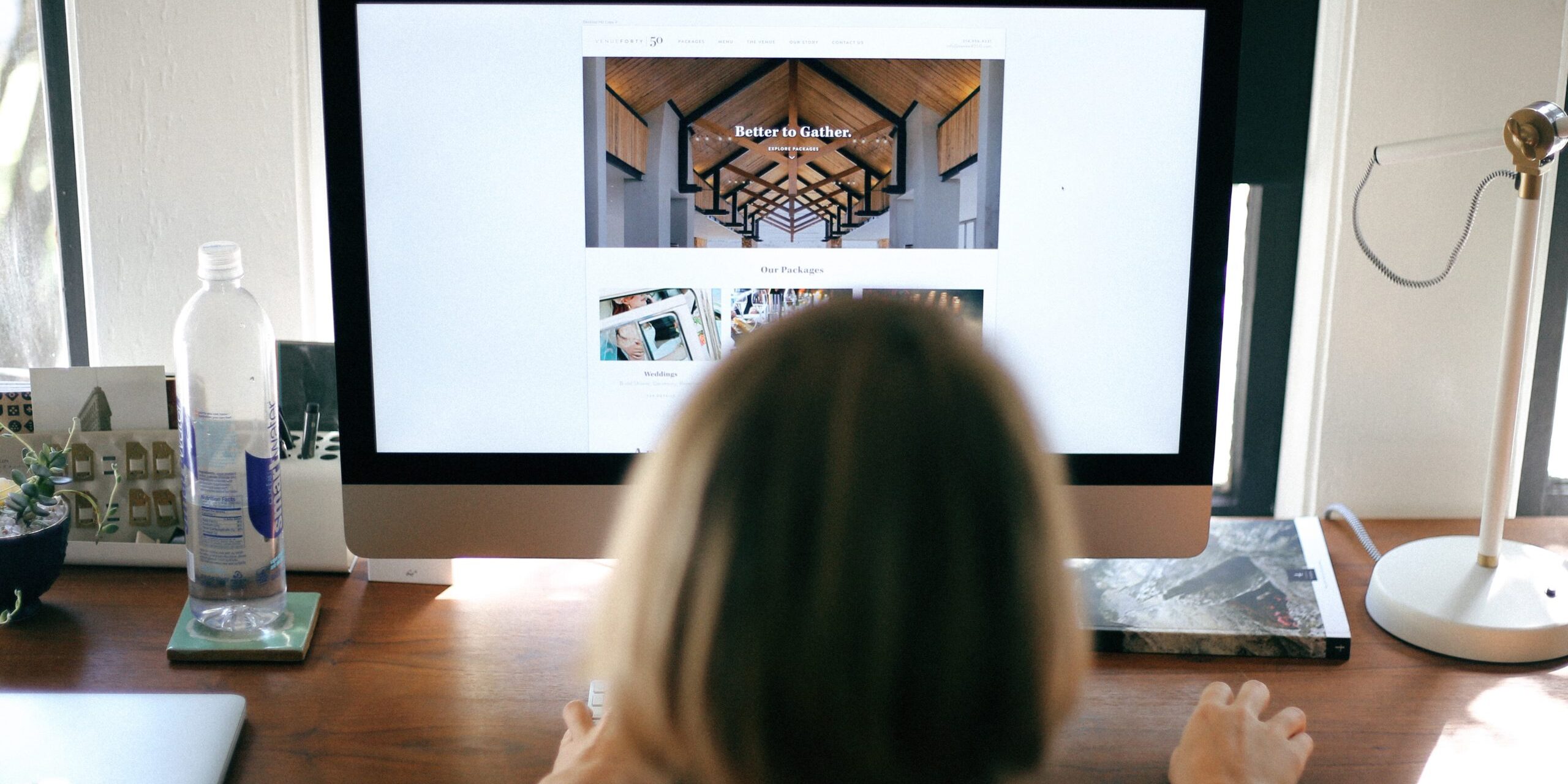 Girl-Designing-Website-At-An-Agency_T20_D1Zbea