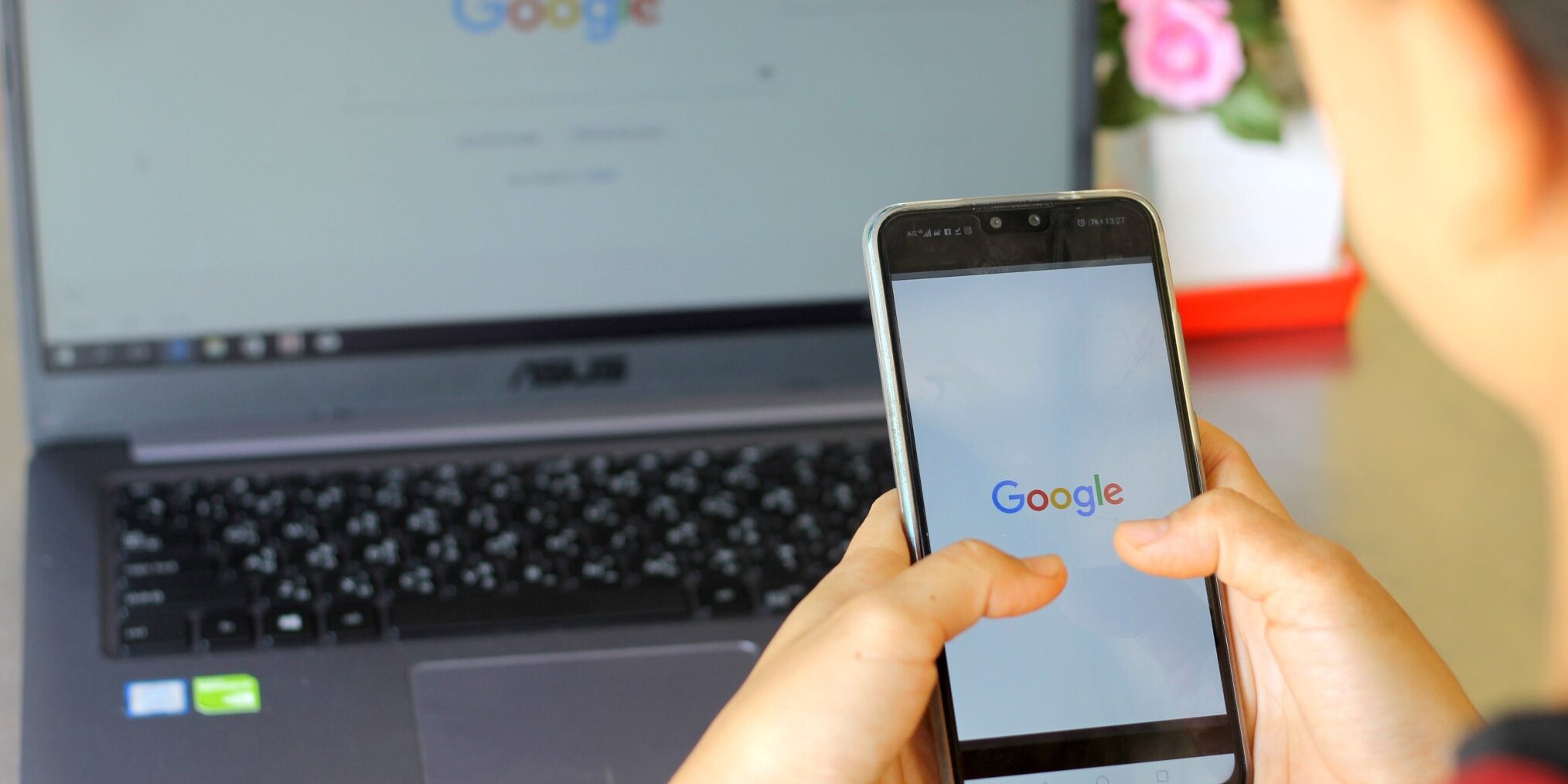 Woman-Laptop-Internet-Application-Smartphone_T20_Zxl1Ya